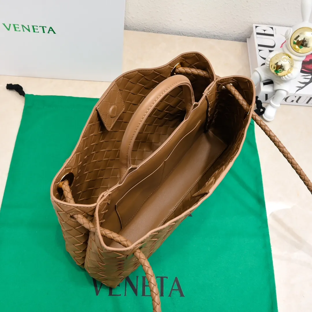 Batch 1960 #Bottega Veneta new horizontal Andiamo handbag, many stars have the same style 🎈 Classic full-body leather weaving with golden rope buckle, stable and chic enough [proud] The whole body is made of Nappa sheep leather, comfortable, soft and dynamic. The sliding metal rope buckle can adjust the shoulder strap, single shoulder / handbag / crossbody, multiple carrying methods, large bag capacity, suitable for commuting / daily / travel This bag is divided into small/medium/large sizes. There is always one that suits you, so take me with you🎀🎀 Size: 29x18x10 Model: 6463#